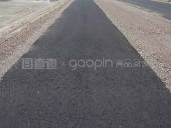 關閉那條空的瀝青路