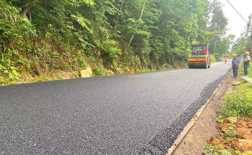 省道339鶴建線第一期工程瀝青混凝土路面開(kāi)鋪