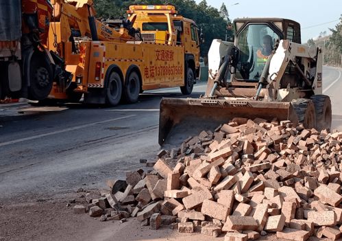 磚頭灑落路面,公路人緊急除險(xiǎn)保暢通